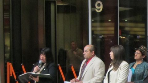 Manifestantes que se quejan de la empresa Herbalife se reunieron en el edificio James Thompson Center en diciembre pasado.