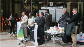 Manifestantes que se quejan de la empresa Herbalife se reunieron en el edificio James Thompson Center en diciembre pasado.