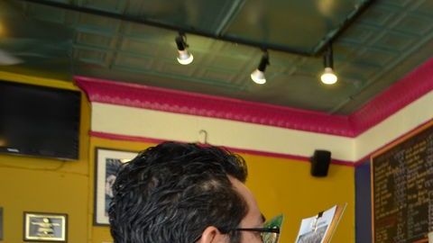 Eleazar Delgado cuenta sobre la situación de su negocio en Pilsen.