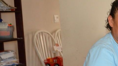 Guadalupe Rabadán y su hijo Jancarlo Bahena en su domicilio en el suburbio de Mount Porspect, Illinois.