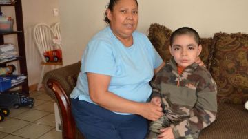 Guadalupe Rabadán y su hijo Jancarlo Bahena en su domicilio en el suburbio de Mount Porspect, Illinois.