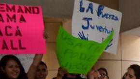 Jóvenes le piden a Obama que cumpla su promesa.