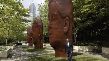 El artista y escultor español Jaume Plensa posa delante de su escultura Awilda, parte de una de las cuatro cabezas gigantes de niñas colocadas en el Parque Millennium.