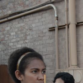 Religiosas, vecinos de Stone Park y Melrose Park en una de las vigilias  a las afueras de un club nocturno para caballeros en Stone Park.