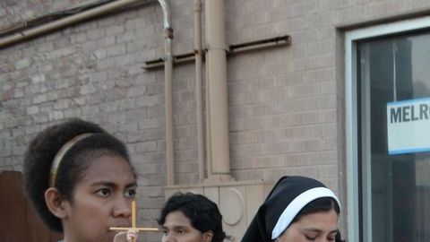 Religiosas, vecinos de Stone Park y Melrose Park en una de las vigilias  a las afueras de un club nocturno para caballeros en Stone Park.