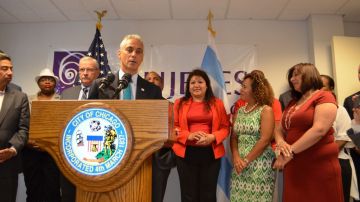 El alcalde Rahm Emanuel, concejales, activistas y líderes de la comunidad se reunieron para hablar sobre el salario mínimo en Chicago en la organización Mujeres Latinas en Acción.