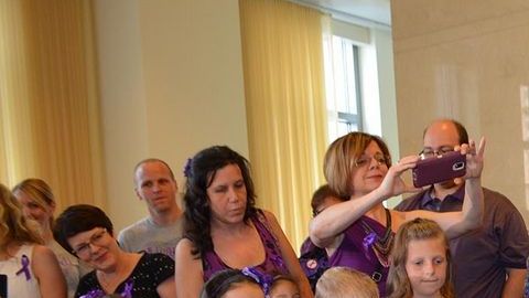 El gobernador de Illinois Pat Quinn firmó la ley que permitirá que menores con epilepsia, con autorización de sus padres y con recomendación médica, puedan acceder a la marihuana con fines medicinales.