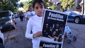 Familias del barrio de La Villita salen a las calles a marchar contra la violencia pandilleril.