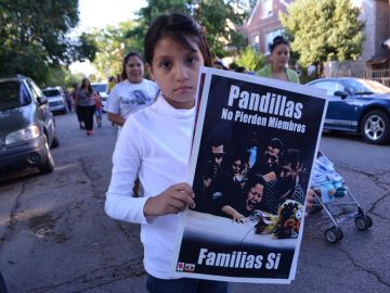 Familias del barrio de La Villita salen a las calles a marchar contra la violencia pandilleril.