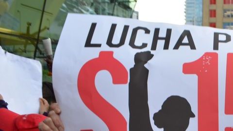 Trabajadores de comida rápida, activistas, sindicatos y
organizaciones aliadas se manifestaron en la lucha por $15 la hora en el
Rock N'Roll McDonald's, en mayo, en el centro de Chicago.