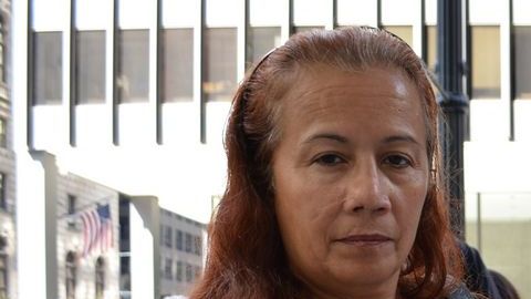 Anabel  Pérez sostiene la foto de su hijo Jaime Hauad, condenado a cadena perpetua.