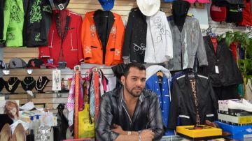 Octavio Blanco vende moda vaquera de Zacatecas en su tienda en Pilsen y vende a clientes de Chicago y suburbios.