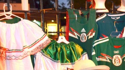 Reyna Nájera con su hija Ana Nájera venden prendas típicas mexicanas a precios módicos en La Villita.