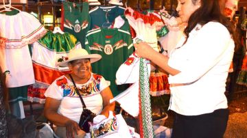 Reyna Nájera con su hija Ana Nájera venden prendas típicas mexicanas a precios módicos en La Villita.