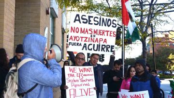 Pie de foto: Ante el Consulado de México en Chicago protestan por la desaparición de estudiantes normalistas en Iguala, Guerrero.
