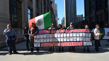 En la plaza de las Américas en el centro de Chicago un grupo de mexicanos se manifestaron en solidaridad con las familias de los estudiantes normalistas desaparecidos.