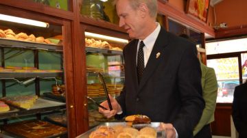 El gobernador electo de Illinois Bruce Rauner en la panadería Nuevo León del barrio de Pilsen, en Chicago.
