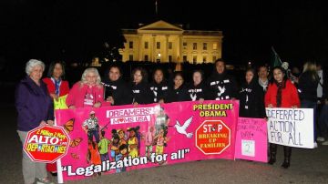 Madres de indocumentados y activistas frente a la Casa Blanca.