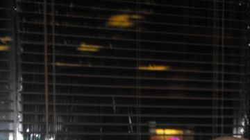 Una familia de La Casa Norte recibiendo un pavo para la cena del Día de Acción de Gracias en años pasados.