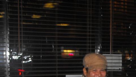 Una familia de La Casa Norte recibiendo un pavo para la cena del Día de Acción de Gracias en años pasados.