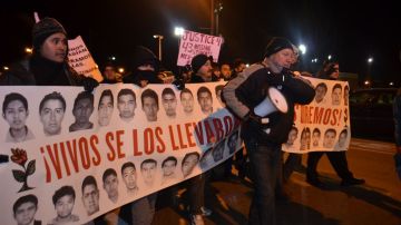 Manifestantes se congregaron en la plaza Tenochtitlán en el barrio de Pilsen y de allí marcharon hacia el arco de La Villita.