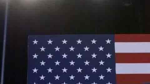 María González muestra un letrero a la audiencia en el que le pide al presidente Barack Obama que pare las deportaciones.