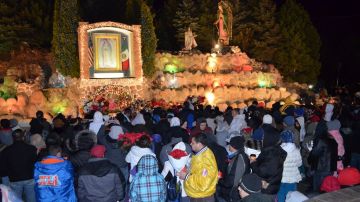 Multitudinaria feligresía acude al Cerrito del Tepeyac en Des Plaines para venerar a la Virgen Morena.