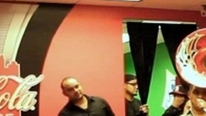 El locutor Beto Carreto entrevista al grupo Voz de Mando en la Sala Coca-Cola de El Patrón 95.5 FM.