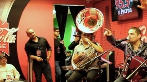 El locutor Beto Carreto entrevista al grupo Voz de Mando en la Sala Coca-Cola de El Patrón 95.5 FM.