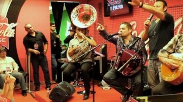 El locutor Beto Carreto entrevista al grupo Voz de Mando en la Sala Coca-Cola de El Patrón 95.5 FM.