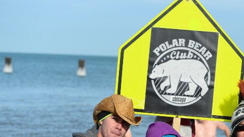 La familia Lorenzo Ochoa, Blanca Guerra, Francisco Ochoa y Esteban Corona Guerra comenzaron el año con un muy frío chapuzón en la playa de la calle North el jueves 1 de enero.
