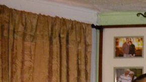 Pedro Pedroza junto a sus padres María del Socorro y Juan Pedroza en su casa del barrio de La Villita.