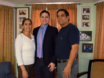 Pedro Pedroza junto a sus padres María del Socorro y Juan Pedroza en su casa del barrio de La Villita.