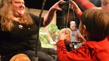 La titiritera Dawn Akelis mostrando uno de sus títeres a unos niños después de la presentación de la obra de marionetas y títeres "The Selfish Giant", basada en el cuento de Oscar Wilde.