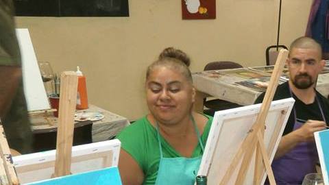 Dibuja tu propia obra de arte en Sip & Splash este Día del Amor y la Amistad.