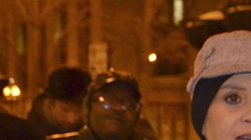 Pacientes, candidatos a puestos de concejal y activistas marcharon hacia las afueras del canal abc 7, en el centro de Chicago.