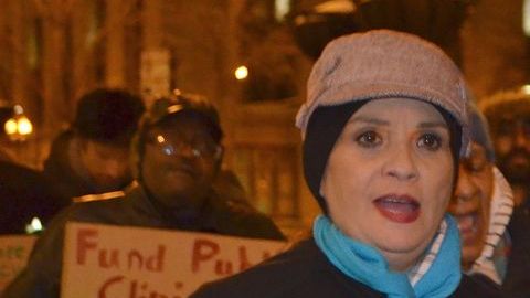 Pacientes, candidatos a puestos de concejal y activistas marcharon hacia las afueras del canal abc 7, en el centro de Chicago.