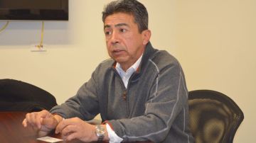 'Danny' Solís, concejal del Distrito 25, busca la reelección y habló de ello en entrevista con La Raza.