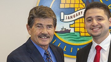 El Secretario del Condado de Cook David Orr (izq.) nombró a Manuel Pérez como su jefe de personal.