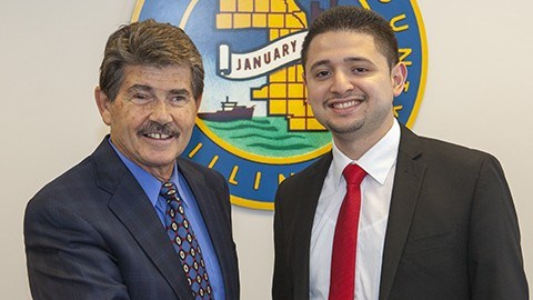 El Secretario del Condado de Cook David Orr (izq.) nombró a Manuel Pérez como su jefe de personal.