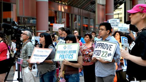 Miembros de organizaciones hispanas como Familia Latina Unida y la Liga de Ciudadanos Latinoamericanos Unidos (LULAC) del Condado de Lake instaron al gobernador de Illinois Bruce Rauner a implementar el programa de cannabis con fines terapéuticos.