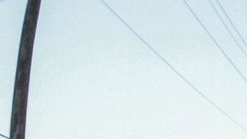 Rosi Carrasco, con megáfono en mano, en una protesta contra las deportaciones en la Broadview Detention Facility, en Illinois.