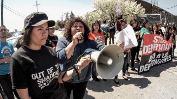 Rosi Carrasco, con megáfono en mano, en una protesta contra las deportaciones en la Broadview Detention Facility, en Illinois.