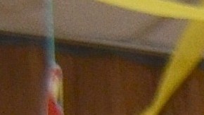 Miguel Méndez, profesor de baile enseñando pasos de bachata a personas de la tercera edad en Casa Central.