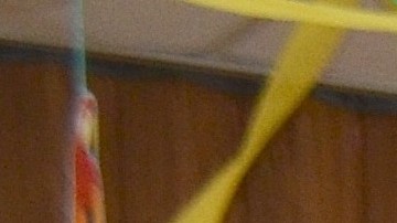 Miguel Méndez, profesor de baile enseñando pasos de bachata a personas de la tercera edad en Casa Central.