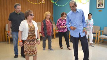 Miguel Méndez, profesor de baile enseñando pasos de bachata a personas de la tercera edad en Casa Central.
