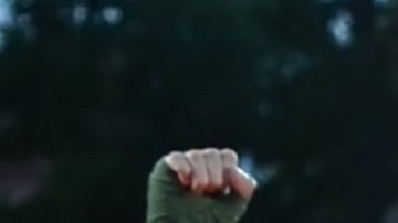 Alejandro Díaz (izq.) recibe el reconocimiento del público tras ganar su primera pelea de boxeo.