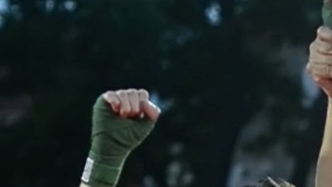 Alejandro Díaz (izq.) recibe el reconocimiento del público tras ganar su primera pelea de boxeo.