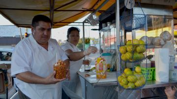 Adrián Pérez trabaja con su esposa María Espino vendiendo gazpachos, cocteles de frutas, en su carrito de comida ambulante en  el vecindario de Rogers Park.