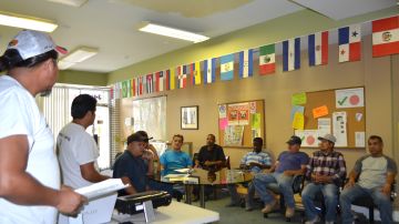 Jornaleros reciben entrenamiento en la Unión Latina de Chicago.
